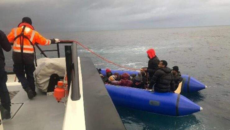 Yunanistan’ın geri ittiği bottaki 17 göçmen kurtarıldı
