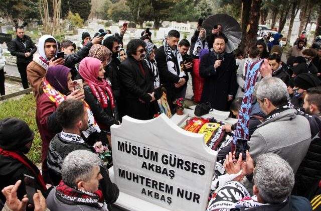 Sevenleri Müslüm Baba’yı unutmadı: Ölüm yıldönümünde mezarının başında buluştular