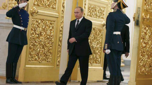 Putin yürürken neden sağ kolunu kımıldatmıyor?