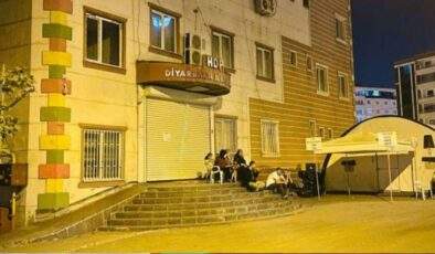 Anne ve babaların evlat nöbeti tuttuğu HDP Diyarbakır İl Binası kapatıldı