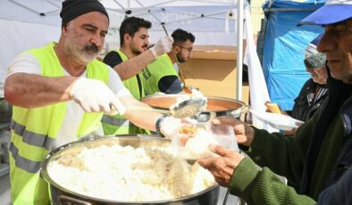 Cengiz Bozkurt, deprem bölgesinde çalışıyor