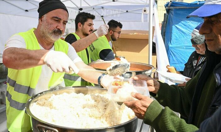 Cengiz Bozkurt, deprem bölgesinde çalışıyor