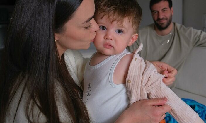 Hande Soral ve İsmail Demirci’den aile pozu geldi: Ali’nin yüzü ilk kez görüldü