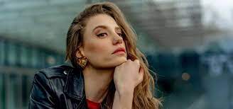 Serenay Sarıkaya sesiyle hayran bıraktı.