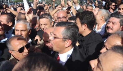 CHP lideri Özgür Özel’i İzmir’de coşkulu bir kalabalık karşıladı!