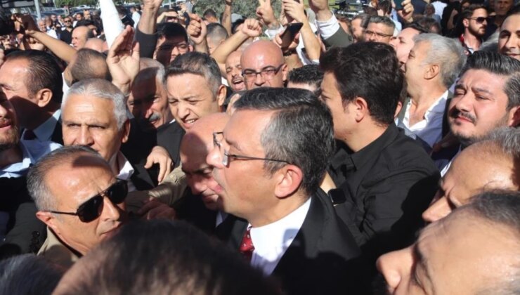 CHP lideri Özgür Özel’i İzmir’de coşkulu bir kalabalık karşıladı!