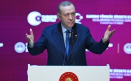 Cumhurbaşkanı Erdoğan’dan Türkiye’ye “işgalci” diyen kadının elini öpen Özgür Özel’e gönderme