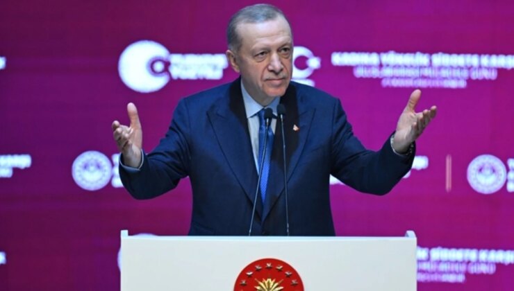 Cumhurbaşkanı Erdoğan’dan Türkiye’ye “işgalci” diyen kadının elini öpen Özgür Özel’e gönderme