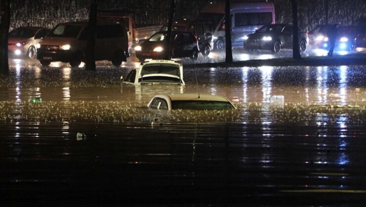 Gaziantep’te sağanak yağış nedeniyle yollar göle döndü