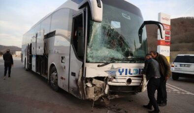 Samsun’da yolcu otobüsüyle otomobilin çarpışması sonucu 2 kişi öldü, 3 kişi yaralandı