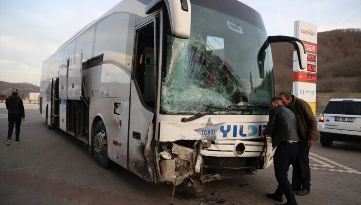 Samsun’da yolcu otobüsüyle otomobilin çarpışması sonucu 2 kişi öldü, 3 kişi yaralandı