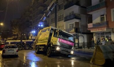 Ankara’da yağış sonrası yol çöktü, çöp kamyonu sıkıştı