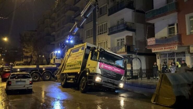 Ankara’da yağış sonrası yol çöktü, çöp kamyonu sıkıştı