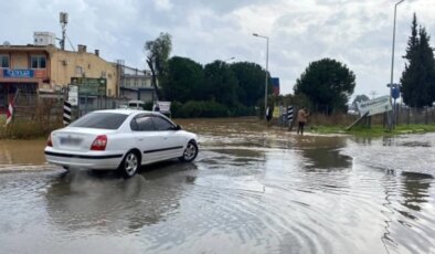 Aydın’da sağanak nedeniyle göle dönen yolda bir sürücü dakikalarca plakasını aradı