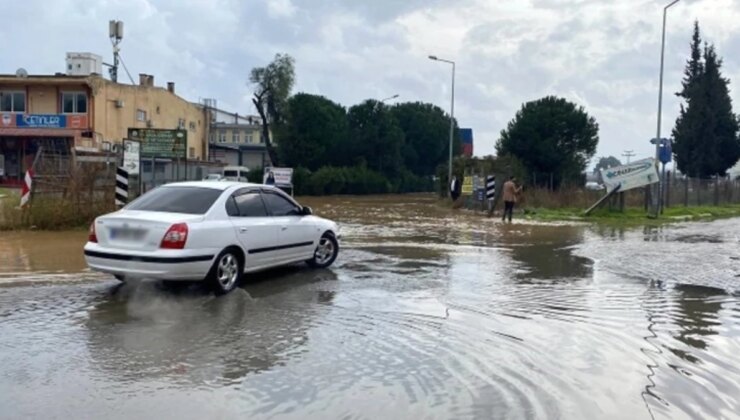 Aydın’da sağanak nedeniyle göle dönen yolda bir sürücü dakikalarca plakasını aradı