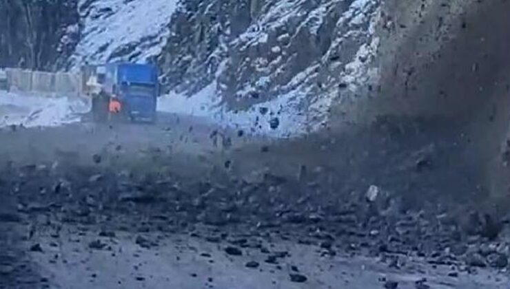 Hakkari-Yüksekova kara yolunda heyelan: Trafiğe kapatıldı