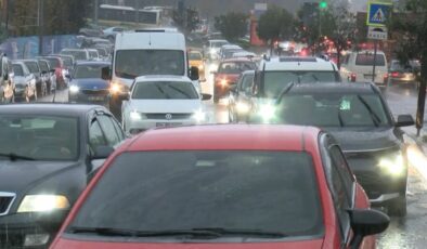 İstanbul’da sağanak yağış trafiği vurdu! Dün gece saatlerinden itibaren süren yağış ulaşımda aksamalara neden oldu