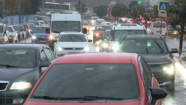 İstanbul’da sağanak yağış trafiği vurdu! Dün gece saatlerinden itibaren süren yağış ulaşımda aksamalara neden oldu