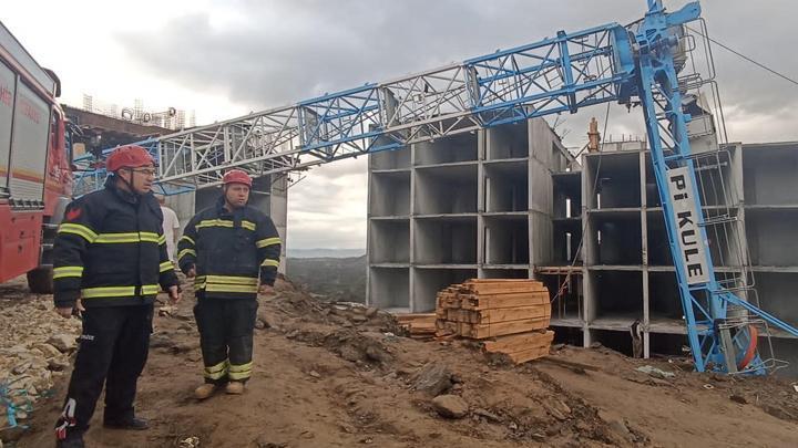 Manisa’da operatörün feci ölümü! Devrilen kule vincin demirlerine asılı kaldı