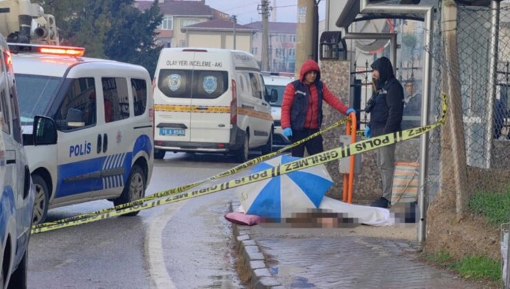 Yere düşen yaşlı adam hayatını kaybetti, cenazeyi şemsiye ile korudular